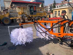 2020年11月11日山西省晉中市昔陽(yáng)縣公路管理段與河南都市機(jī)械設(shè)備有限公司合作，在宋段長(zhǎng)王隊(duì)長(zhǎng)凌師傅的精心安排指導(dǎo)下與喬主任祝師傅的積極努力，成功研制出了加寬雙護(hù)欄板600mm護(hù)欄清洗機(jī)