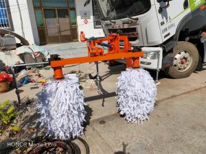 徐州市銅山區(qū)公路局一款新型三波護欄板清洗機開始工作